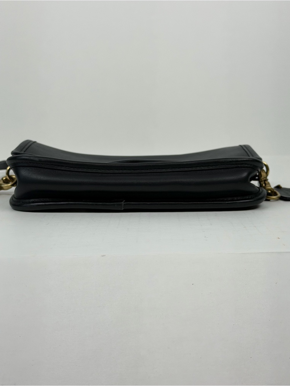 Vintage COACH Black Leather Pocket Purse with Gold Hardware - Picture 13 of 15